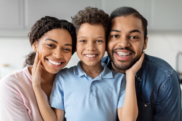 Zdjęcie portret uśmiechniętej afroamerykańskiej rodziny