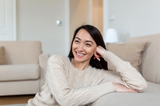 Portret uśmiechniętej Azjatki w średnim wieku patrząc na kamerę Piękna kobieta uśmiecha się do domu