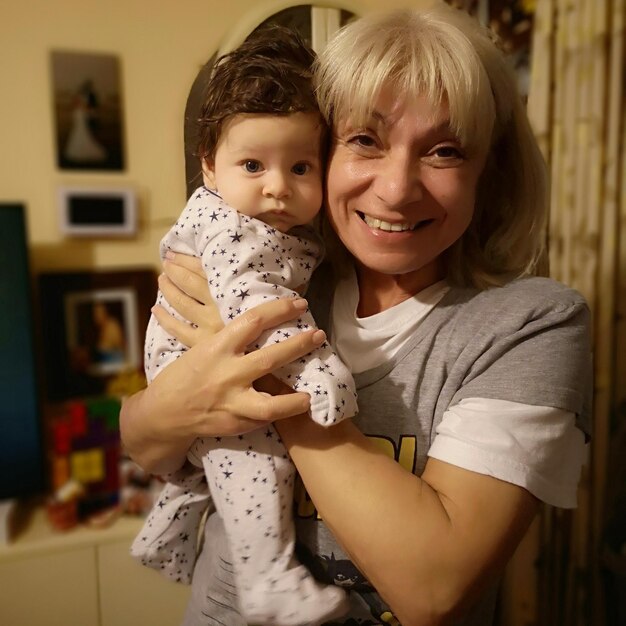 Zdjęcie portret uśmiechniętej babci i córki w domu