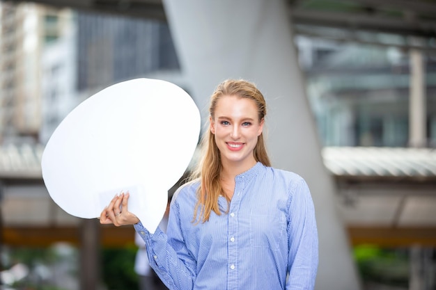 Portret uśmiechniętej bizneswoman trzymającej pustą bańkę myśli