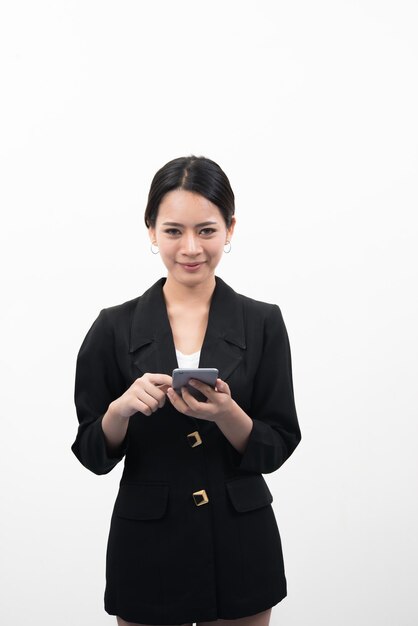 Portret uśmiechniętej bizneswoman używającej telefonu na białym tle
