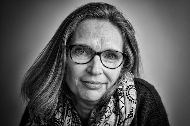 Portret uśmiechniętej dojrzałej kobiety w okularach