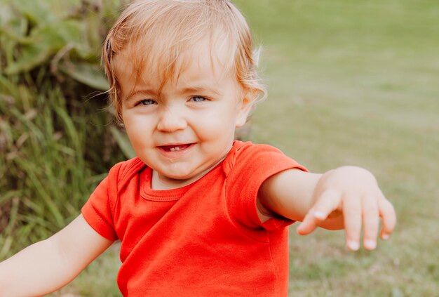 Zdjęcie portret uśmiechniętej dziewczynki z bliska