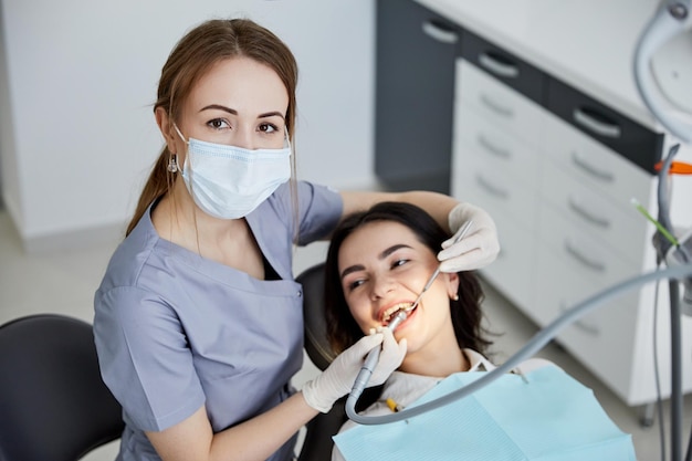 Portret uśmiechniętej dziewczyny na fotelu dentystycznym w stomatologii