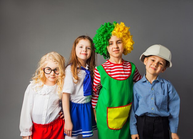 Zdjęcie portret uśmiechniętej dziewczyny stojącej na szarym tle