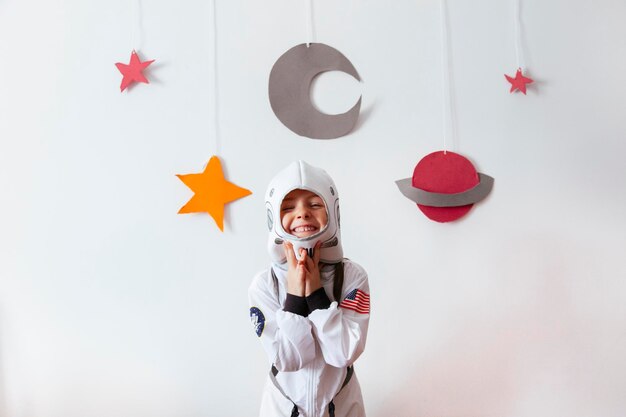 Portret uśmiechniętej dziewczyny w garniturze kosmicznym na ścianie w domu
