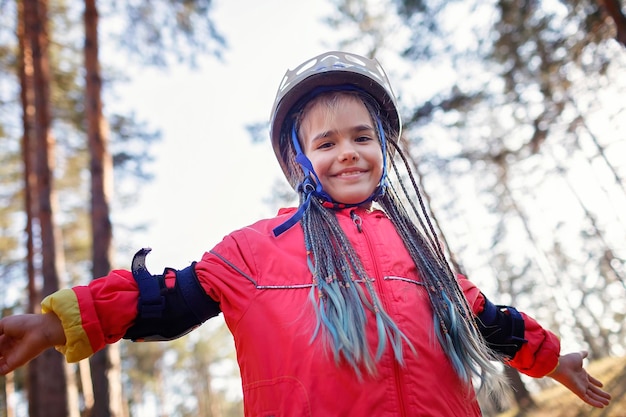 Zdjęcie portret uśmiechniętej dziewczyny w zimie