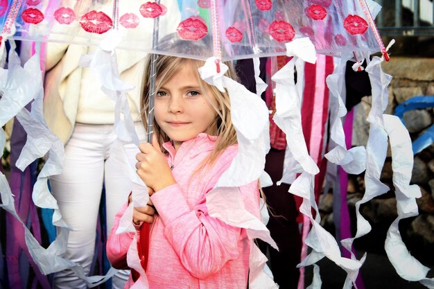 Zdjęcie portret uśmiechniętej dziewczyny z ozdobionym parasolem