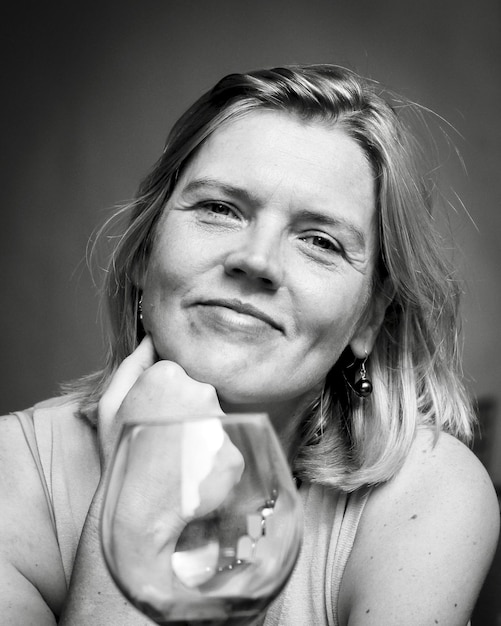 Portret uśmiechniętej kobiety na czarnym tle