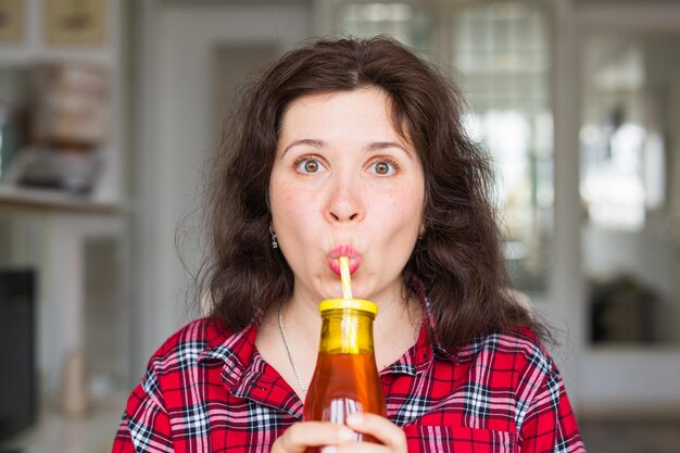 Zdjęcie portret uśmiechniętej kobiety pijącej drinka