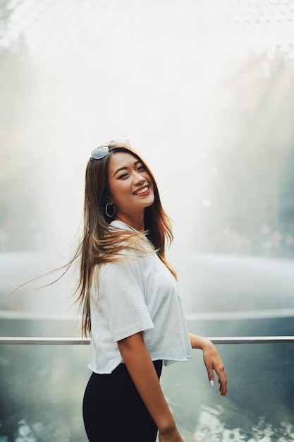 Portret uśmiechniętej kobiety stojącej przy balustradzie