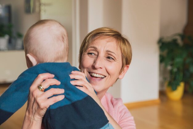 Portret uśmiechniętej kobiety trzymającej chłopca