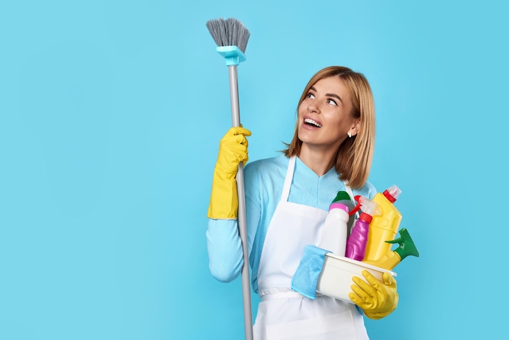 Zdjęcie portret uśmiechniętej kobiety trzymającej prezent na niebieskim tle