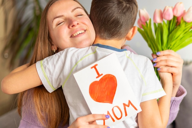 Portret uśmiechniętej kobiety trzymającej roślinę