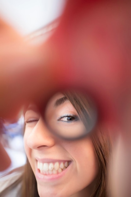 Portret uśmiechniętej kobiety z bliska