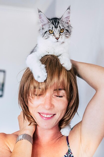 Zdjęcie portret uśmiechniętej kobiety z kotem