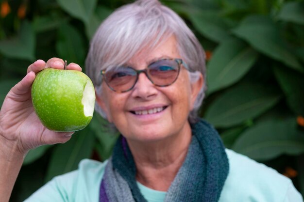 Zdjęcie portret uśmiechniętej kobiety z owocami