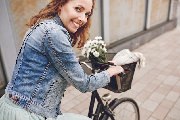 Portret Uśmiechniętej Kobiety Z Rowerem