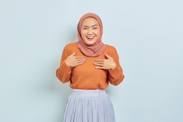 Portret Uśmiechniętej Młodej Azjatyckiej Kobiety Wskazującej Na Siebie Z Dumą Na Białym Tle