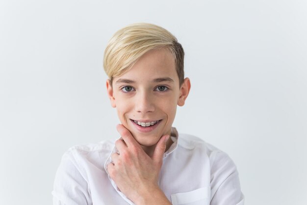 Portret uśmiechniętej młodej kobiety na białym tle