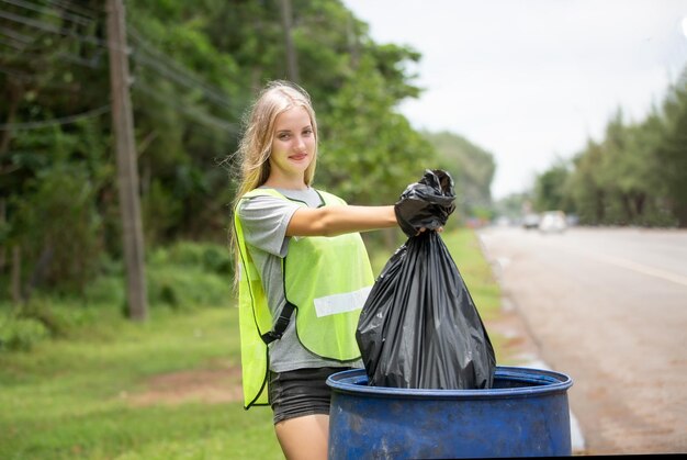 Zdjęcie portret uśmiechniętej młodej kobiety na tle roślin