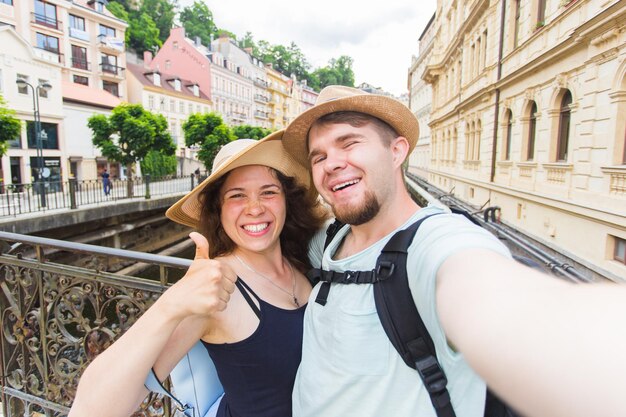 Zdjęcie portret uśmiechniętej młodej kobiety przed budynkiem