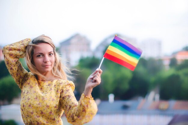 Zdjęcie portret uśmiechniętej młodej kobiety trzymającej parasol