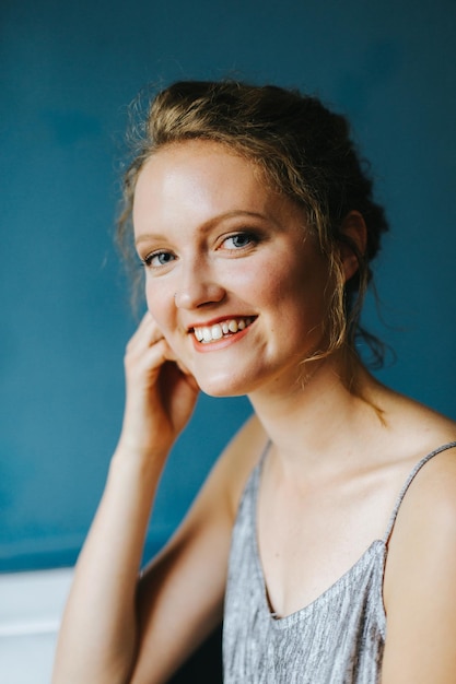 Portret uśmiechniętej młodej kobiety w kawiarni