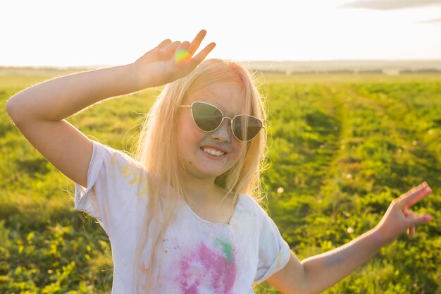 Zdjęcie portret uśmiechniętej młodej kobiety w okularach przeciwsłonecznych