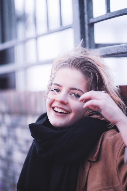 Portret uśmiechniętej młodej kobiety w zimie