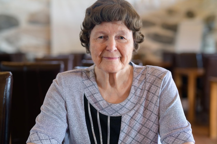Zdjęcie portret uśmiechniętej młodej kobiety