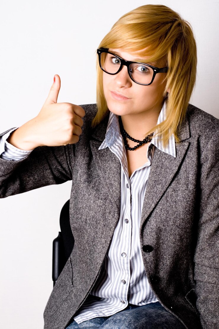Zdjęcie portret uśmiechniętej młodej kobiety