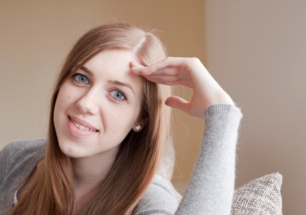 Zdjęcie portret uśmiechniętej młodej kobiety