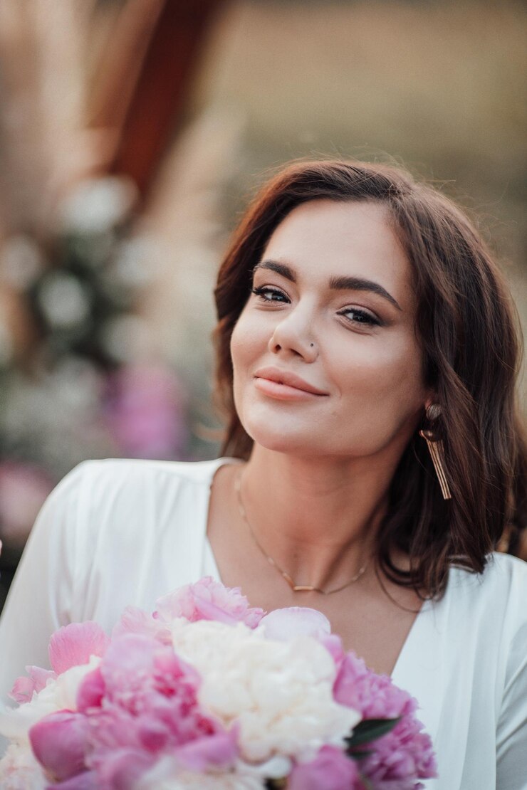 Zdjęcie portret uśmiechniętej młodej kobiety