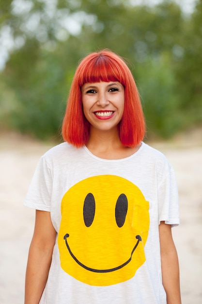 Zdjęcie portret uśmiechniętej młodej kobiety