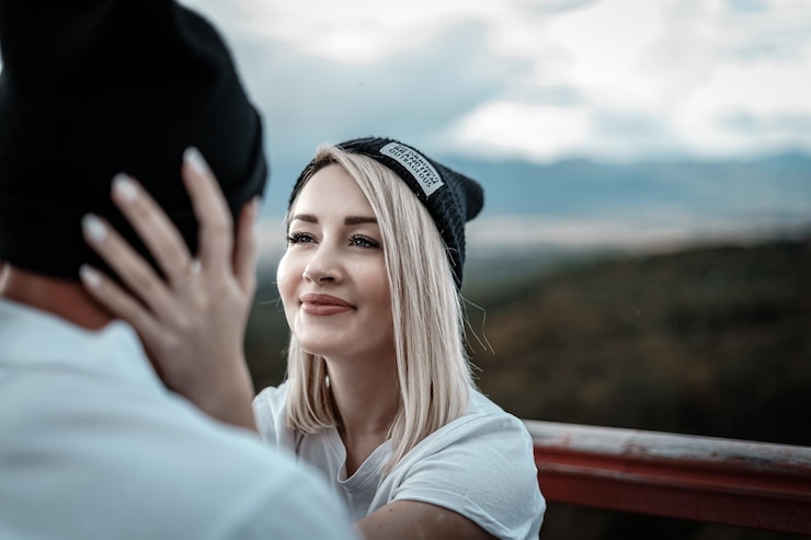 Zdjęcie portret uśmiechniętej młodej kobiety