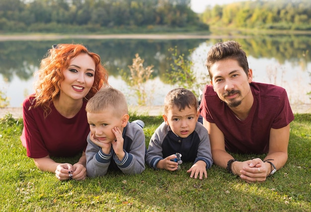 Zdjęcie portret uśmiechniętej młodej pary