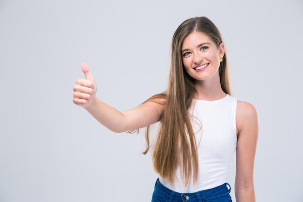 Portret Uśmiechniętej Nastolatki Pokazującej Kciuk W Górę Na Białym Tle