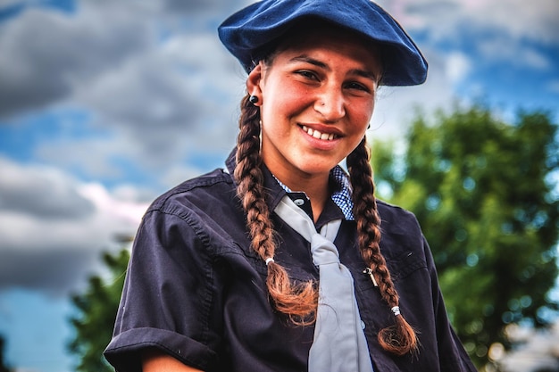 Zdjęcie portret uśmiechniętej nastolatki w beretce