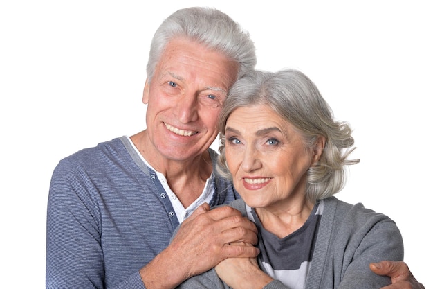 Portret uśmiechniętej pary seniorów na białym tle