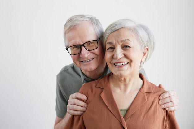 Zdjęcie portret uśmiechniętej pary seniorów