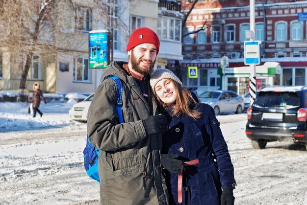 Zdjęcie portret uśmiechniętej pary w mieście