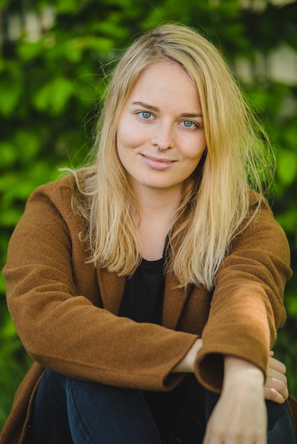 Portret uśmiechniętej pięknej kobiety z blond włosami