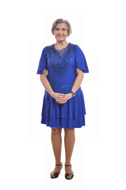 Portret uśmiechniętej starszej kobiety w niebieskiej sukience na białym tle