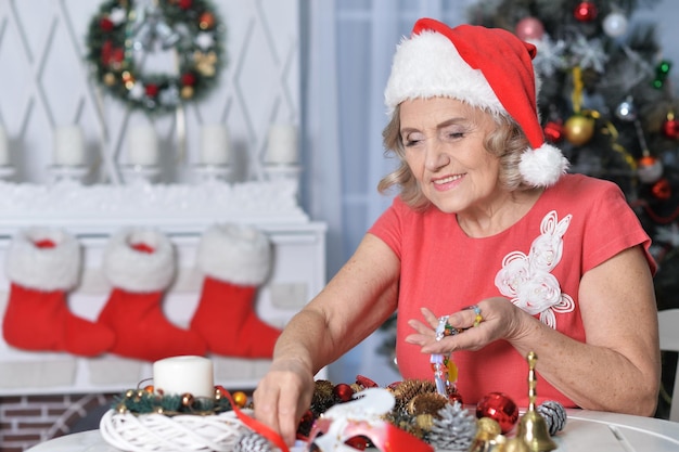 Portret uśmiechniętej starszej kobiety w Santa hat