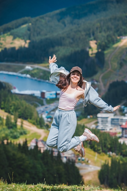 Portret uśmiechniętej turystki na szczycie góry Bukovel ukraine