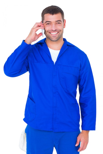 Portret Uśmiechnięty Męski Mechanik Używa Telefon Komórkowego