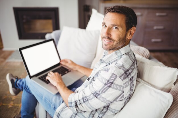 Portret uśmiechnięty mężczyzna używa laptop