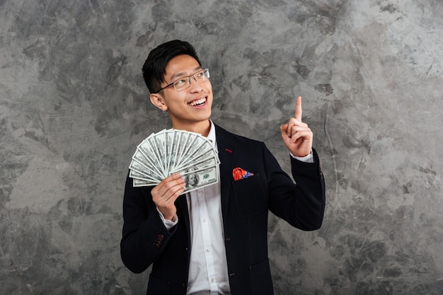 Portret uśmiechnięty młody azjatykci mężczyzna ubierał w kostiumu