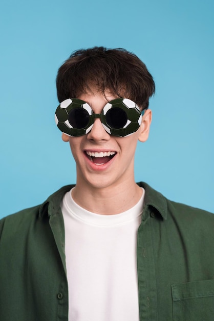 Portret uśmiechnięty młody człowiek w okularach przeciwsłonecznych